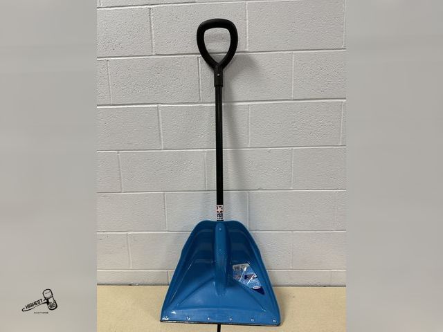 Lot 91-10547 - SUNCAST 20" SNOW SHOVEL COMBO DOES HAVE A CRACK IN PLASTIC