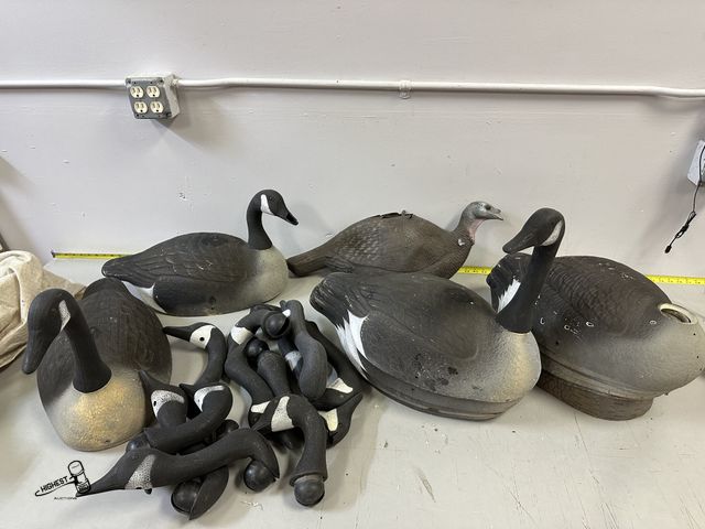 Lot 91-8583 - 16 VINTAGE HUNTING DECOYS