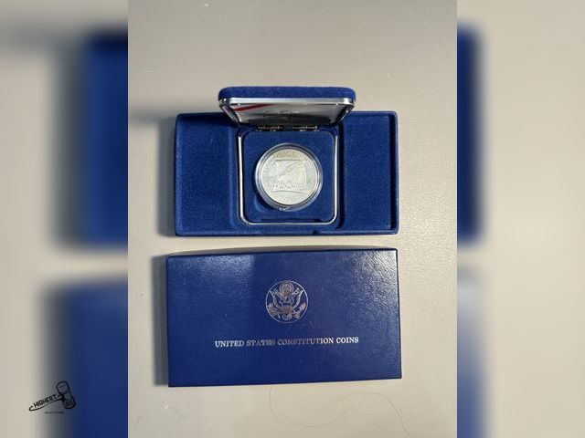 Lot 91-6534 - 1987 US CONSTITUTION BICENTENNIAL COMMEMORATIVE SILVER DOLLAR IN A DISPLAY CASE WITH A CERTIFICATE O...