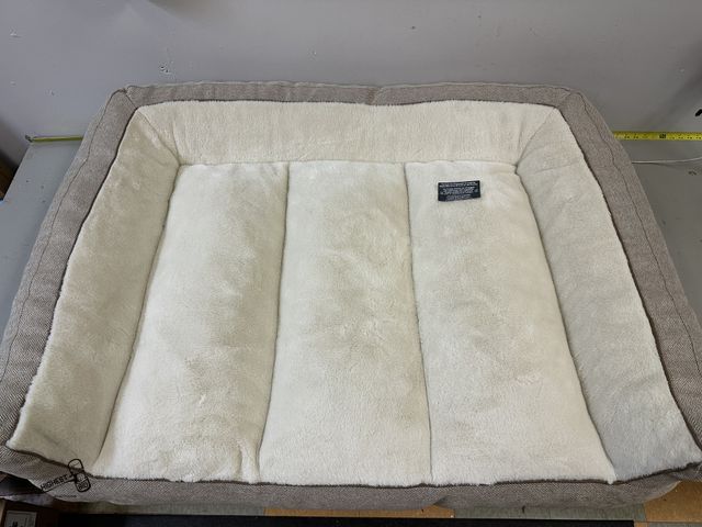 Lot 91-8656 - ` ` ` KIRKLAND SIGNATURE RECTANGULAR BOLSTER PET BED APPROX SIZE 46" X 36" - 3-Sided Bolster - Uphol...