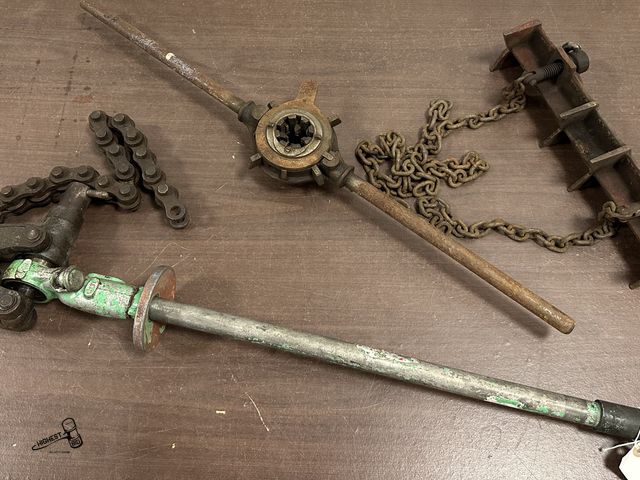 Lot 91-9452 - RIGID SOIL PIPE CHAIN CUTTER - JEWEL PIPE WELDING CLAMP - THE BORDEN CO PIPE DIE THREADER