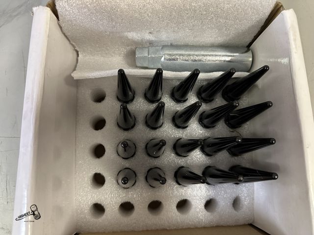 Lot 91-9788 - SPLINE SPIKE LUG PACK COYOTE PREMIUM WHEEL ACCESSORIES 14MM 1.5 (20 LUGS + KEY) (BLK)