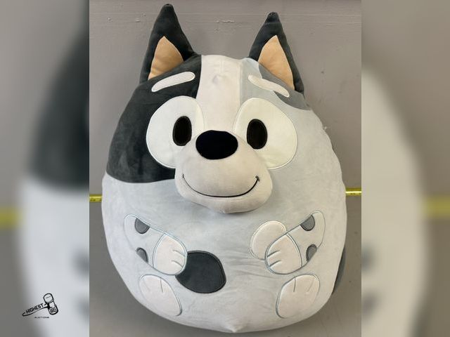 Lot 91-8855 - ORIGINAL SQUISHMALLOWS BLUEY MUFFIN 20" TALL