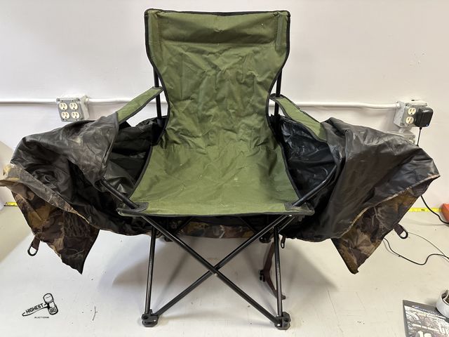Lot 91-6461 - HUNTING PONCHO AND A HUNTING POP UP TENT CHAIR BLIND - COULD BE USED FOR HUNTING AND/OR ICE FISHING