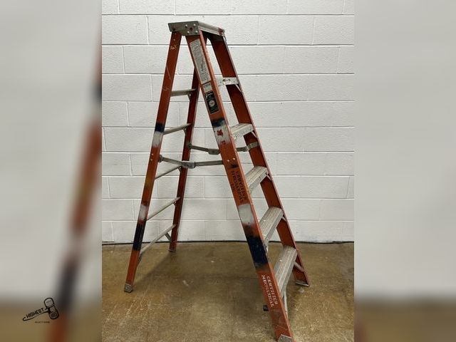 Lot 91-10426 - 6 FOOT FIBERGLASS/ALUMINUM STEP LADDER