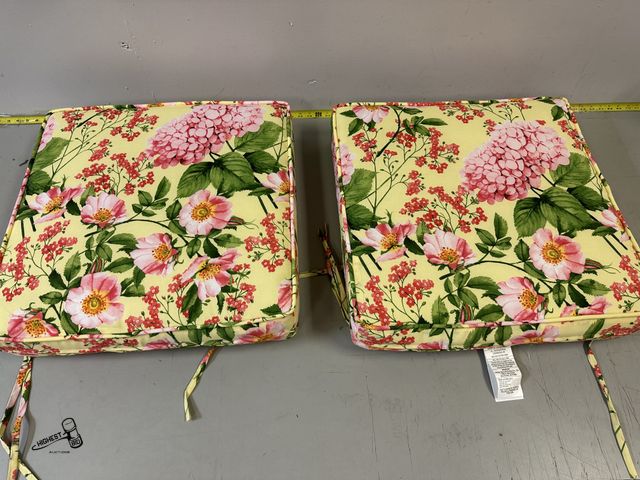 Lot 91-9434 - New 2 PRETTY PATIO CUSHIONS 23" X 23" X 5"