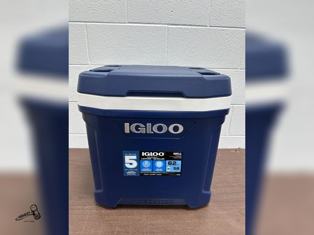 Lot 91-6503 - IGLOO MAXCOLD LATITUDE 62 QUART ROLLER COOLER - UPGRADED SOFTRIDE WHEELS - LOCKING TELESCOPING HANDL...