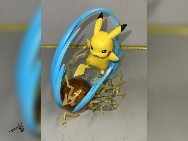 Lot 91-8500 - POKEMON FIGURINE DELUXE COLLECTOR PIKACHU