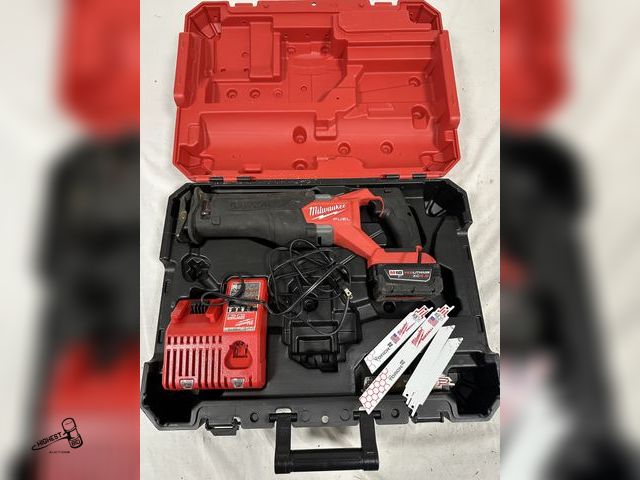 Lot 91-7665 - MILWAUKEE 2821-22 M18 FUEL  SAWZALL RECIP SAW KIT INCLUDES 1 BATTERY, CHARGER &amp; CASE