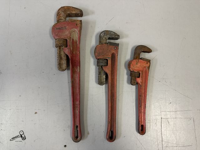 Lot 91-10256 - 3 HEAVY DUTY PIPE WRENCHES 10" &amp; 14" &amp; 18" SIZES