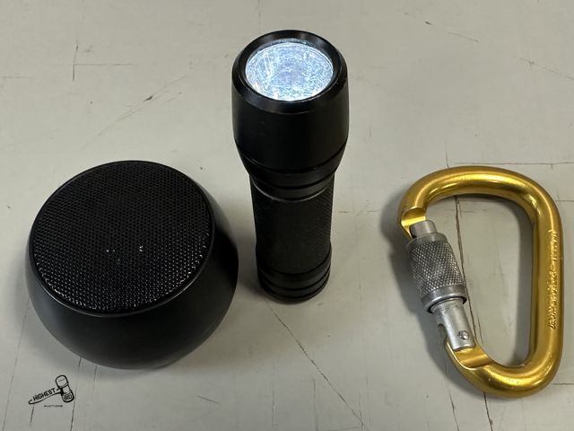 Lot 91-7799 - VIVITAR BLUETOOTH SPEAKER - DEFIANT LED FLASHLIGHT - PETZL-ATTACHE CARIBEAN CLIP