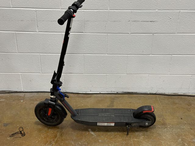 Lot 91-9822 - ELECTRICAL RAZOR SCOOTER  WITHOUT CHARGER