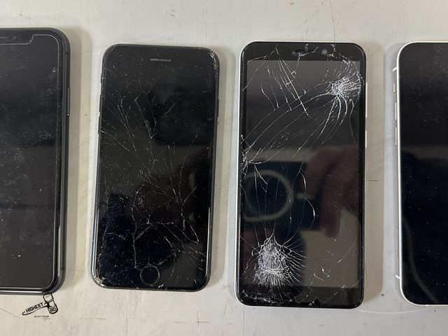 Lot 91-8119 - 4 CELL PHONES ASSORTED BRANDS