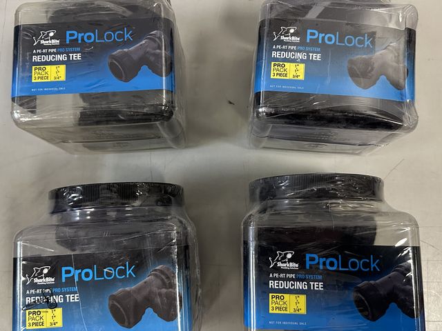 Lot 91-8138 - SHARK BITE PRO LOCK - 1" X 1" X 3/4" REDUCING TEE - 4 NEW CONTAINERS QTY 3 IN EACH