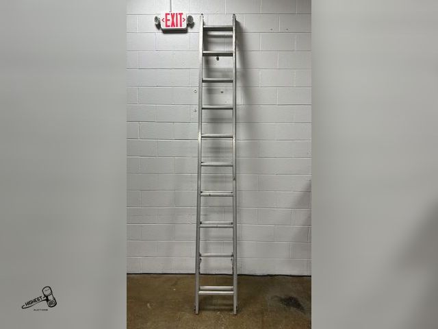 Lot 91-10427 - 20 FOOT ALUMINUM EXTENSION LADDER