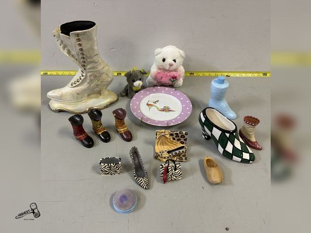 Lot 91-9343 - VINTAGE CERAMIC &amp; GLASS SHOE COLLECTION &amp; MORE