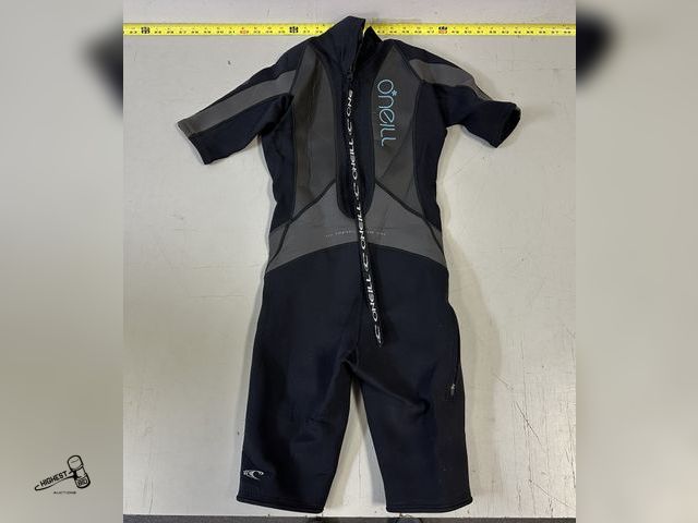 Lot 91-8813 - ONEILL SHORTY GOORU2 WETSUIT SIZE SMALL