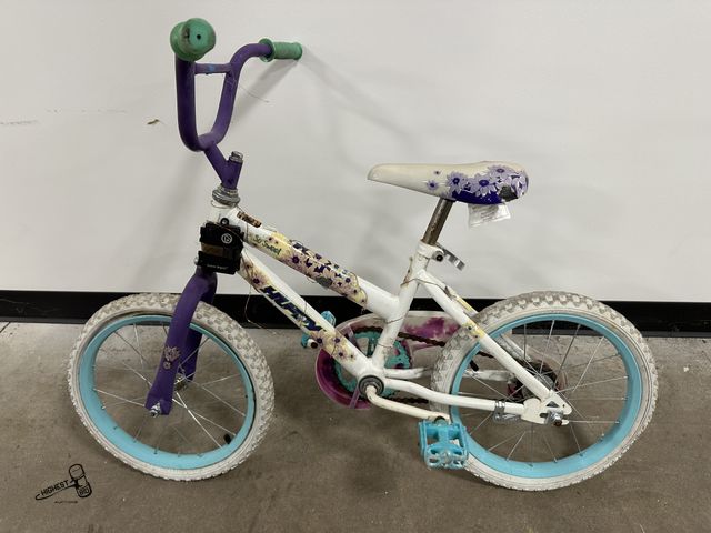 Lot 91-7944 - HUFFY LITTLE KIDS BIKE