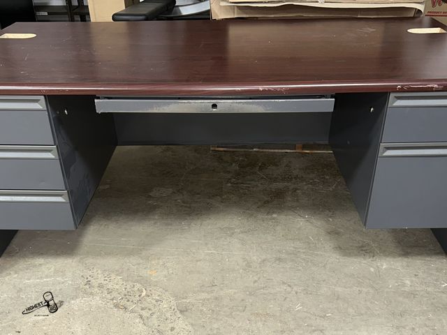 Lot 91-8405 - CRAFTING TABLE OR WORKBENCH - INDUSTRIAL DESK HEAVY DUTY MADE OUT OF STEEL - 3FT X 6FT - 6 DRAWER