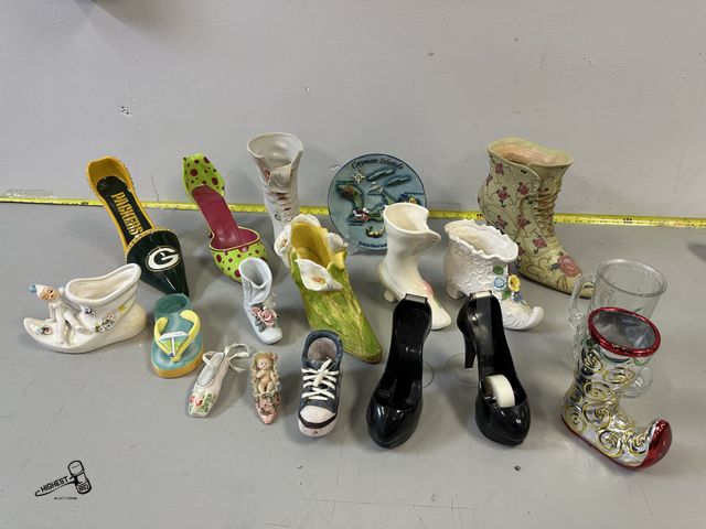 Lot 91-9345 - VINTAGE SHOE COLLECTION GLASS &amp; CERAMIC