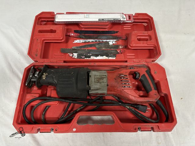 Lot 91-7634 - MILWAUKEE HEAVY-DUTY SUPER SAWZALL 6538-21 15 AMP WITH CASE - ADJUSTABLE SPEED &amp; BLADES