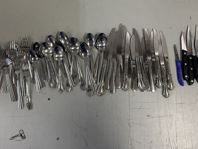 Lot 91-6359 - 72 PIECE SILVERWARE SET - 10 KNIVES 0 20 BUTTER KNIVES - 21 SPOONS - 21 FORKS