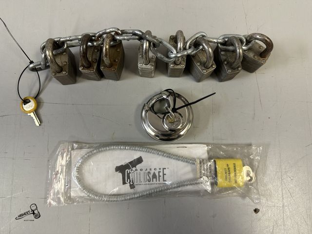 Lot 91-7404 - 8 MASTER LOCKS KEYED ALIKE ALL WITH ONE KEY - PLUS NEW FIRE ARM CABLE PADDLE LOCK WITH KEYS &amp; RO...