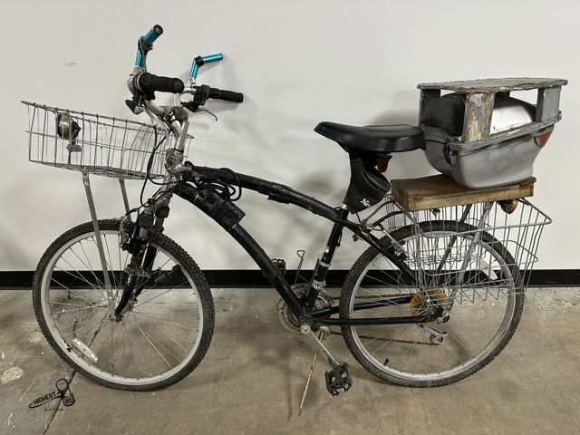 Lot 91-7932 - ROUTE 66 26" 18 SPEED BEACH CRUISER WITH FRONT SUSPENSION