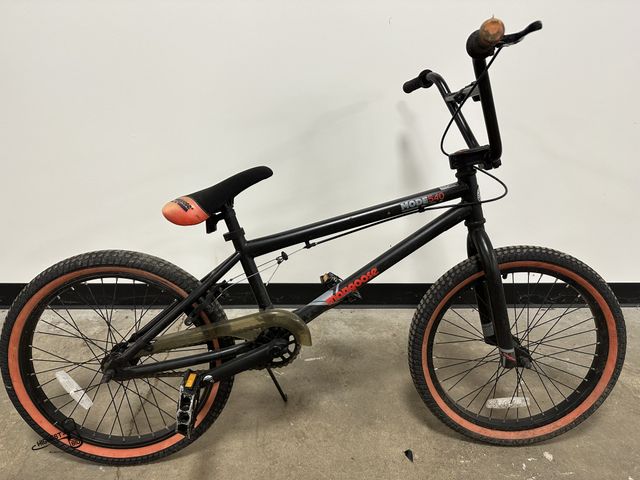Lot 91-7894 - MONGOOSE MODE540 20" BMX BIKE