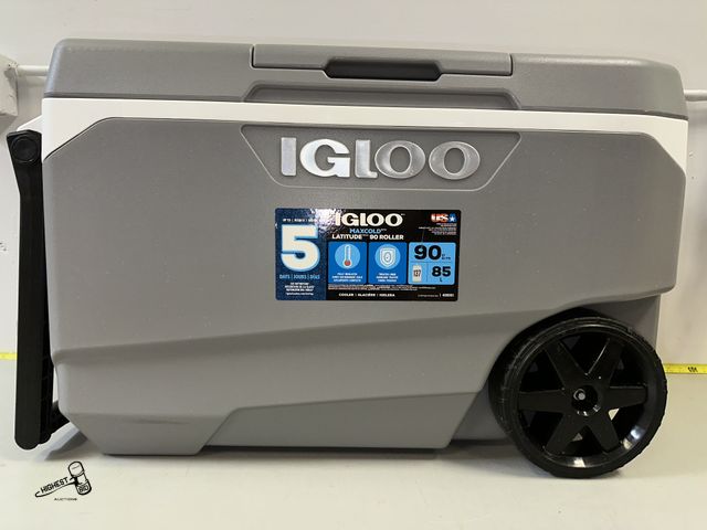 Lot 91-8695 - IGLOO MAX COLD LATITUDE 90 ROLLER COOLER - 5 DAYS ICE RETENTION - HOLDS 137 COLD CANS - ON WHEELS AN...