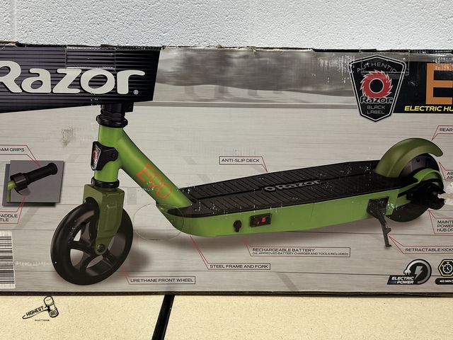 Lot 91-10229 - LIKE NEW MSRP $129 GREEN RAZOR SCOOTER E90 WITH CHARGER