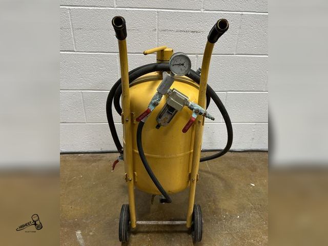 Lot 91-10499 - SAND BLASTER MACHINE ON WHEELS