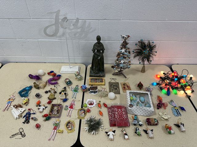 Lot 91-10359 - HOLIDAY ORNAMENTS &amp; DECOR