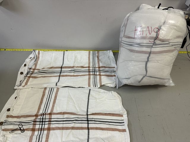 Lot 91-6407 - KING COMFORTER WITH 2 PILLOW SHAMS