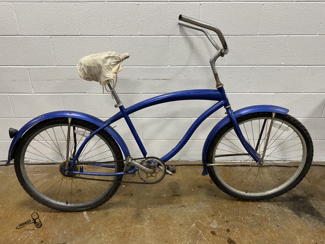 Lot 91-9486 - MACARGI 26" BEACH CRUISER SEAT IS TORN, KICK STAND BROKEN COULD USE SOME PARTS OR REPAIRS