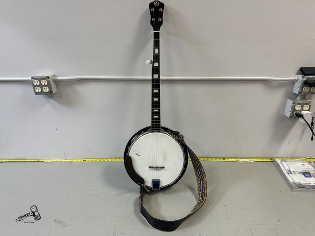 Lot 91-10247 - 1970'S KAY 5-STRING RESONATOR BANJO WITH STRAP - KAY MUSICAL INSTRUMENT COMPANY - DOES HAVE 1 BROKEN...