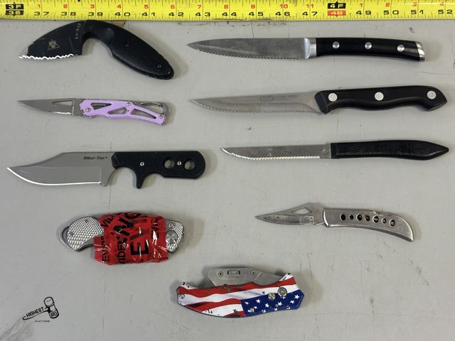 Lot 91-9669 - 9 PIECE KNIFE SET