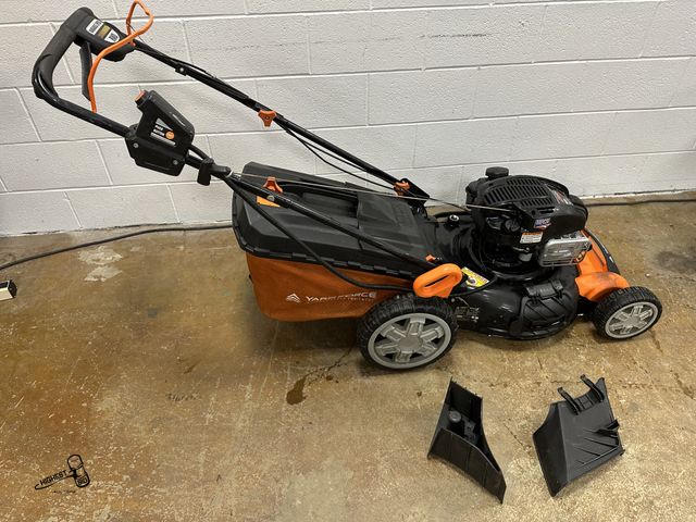 Lot 91-9481 - YARDFORCE 675EXI Self-Propelled Lawn Mower RWD SELF PROPELLED PUSH LAWN MOWER WITH BAGGER HAS DISCHA...