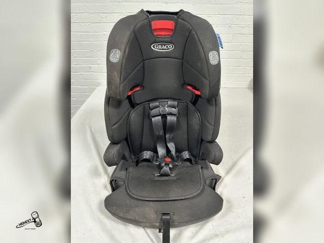 Lot 91-7661 - GRACO BOOSTER WITH BACK BIG KIDS CAR SEAT SIDE IMPACT TESTED ADJUSTABLE HEIGHT FOR HEAD REST - 40 TO...