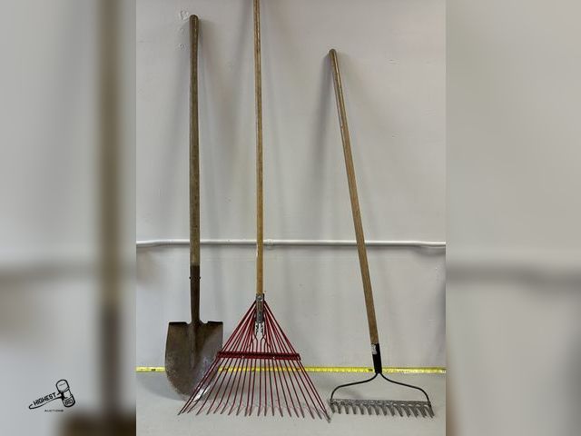 Lot 91-9009 - 3 PACK SPADE SHOVEL &amp; 2 RAKES JUST IN TIME FOR GARDENING