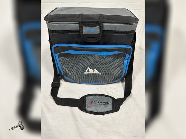 Lot 91-7622 - ARCTIC ZONE ZIPPERLESS COLDLOK LUNCHBOX COOLER