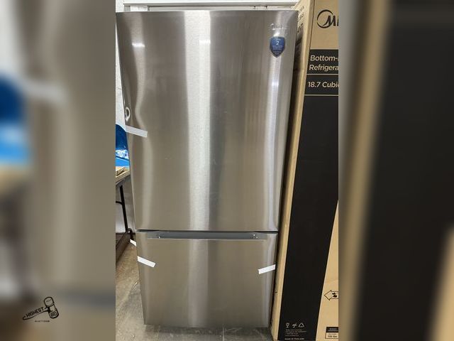Lot 91-8534 - New Scratch & Dent MIDEA  MRB19B7AST Refrigerator/Freezer Midea 18.7 cu. ft. Bottom Mount Freezer Re...
