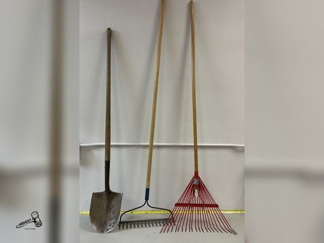 Lot 91-9008 - 3 PACK SPADE SHOVEL &amp; 2 RAKES JUST IN TIME FOR GARDENING