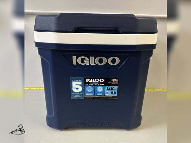 Lot 91-8886 - IGLOO MAXCOLD LATITUDE 62 ROLLER COOLER - HOLDS 98 CANS / 62 QT UP TO 5 DAYS ICE RETENTION - COLLAPS...