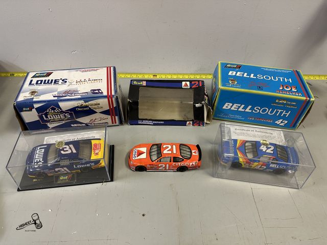 Lot 91-7556 - NASCAR RACING COLLECTIBLES REVELL NASCAR COLLECTION 1:24 SCALE BELL SOUTH/YELLOW PAGES #42 JOE NEMEC...