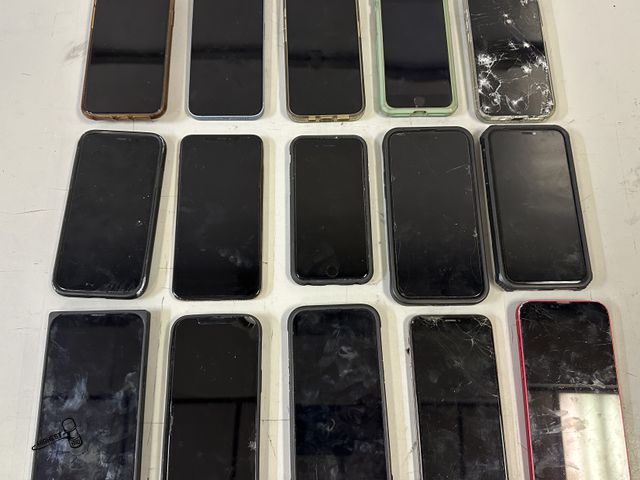 Lot 91-9726 - APPLE ASSORTED 15 IPHONES,1 CHARGER