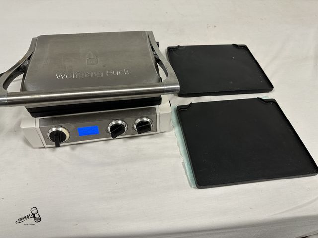 Lot 91-7599 - WOLFGANG PUCK 5 IN 1 GRILL/GRIDDLE WITH DUAL TEMP CONTROLS - REVERSIBLE NON STICK PLATES FOR USE A G...