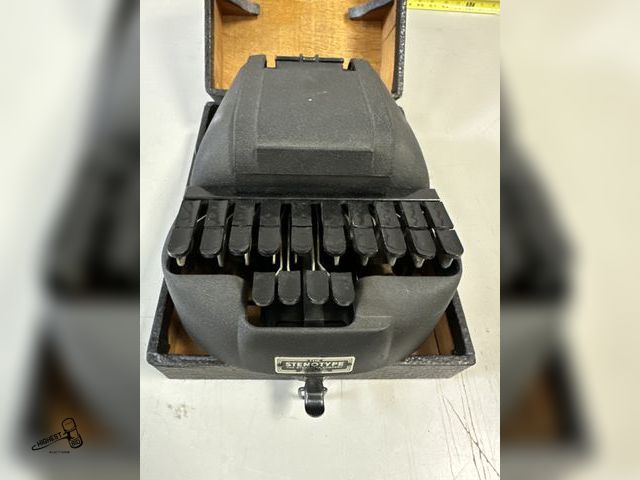 Lot 91-8985 - ANTIQUE STENOTYPE MACHINE MASTER MODEL 4