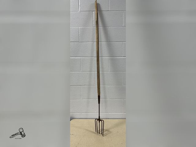Lot 91-7117 - VINTAGE FISHING SPEAR