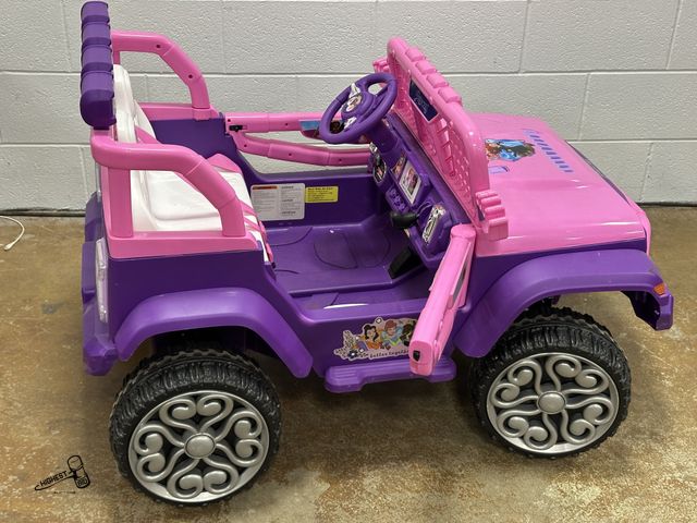 Lot 91-10225 - MSRP $248.00 GREAT CONDITION 12V Disney Princess Voyager Battery Powered Ride On SUV, with Remote AN...